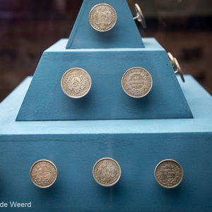 2019-09-10 - Zilveren munten die in Potosí zijn geslagen<br/>Casa Nacional de la Moneda - Potosí - Bolivia<br/>Canon EOS 5D Mark III - 45 mm - f/4.0, 1/40 sec, ISO 800