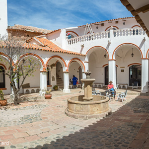 2019-09-10 - Tweede binnenplaats van ons hotel, lekker in de zon<br/>Hostal Colonial - Potosí - Bolivia<br/>Canon EOS 5D Mark III - 24 mm - f/8.0, 1/125 sec, ISO 200
