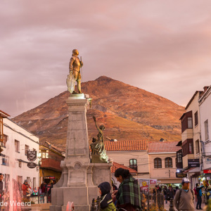 2019-09-10 - De berg mat daarin de zilvermijn<br/>Plaza 10 de Noviembre - Potosí - Bolivia<br/>Canon EOS 5D Mark III - 52 mm - f/5.6, 0.1 sec, ISO 800