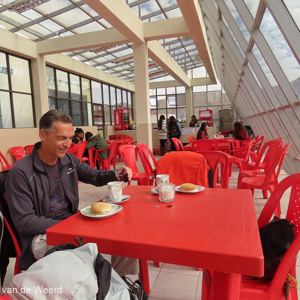 2019-09-11 - Koffie in het universiteitscafé, wachtend op de bus<br/>Universiteits-café - Potosí - Bolivia<br/>Canon PowerShot SX70 HS - 3.8 mm - f/4.0, 1/125 sec, ISO 100