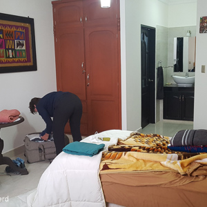 2019-09-12 - En de grote slaapkamer in ons aparthotel<br/>Aparthotel La Colonia - Tupiza - Bolivia<br/>SM-G935F - 4.2 mm - f/1.7, 0.04 sec, ISO 200