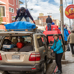 2019-09-12 - De 4WD wordt klaargemaakt voor onze 4-daagse Uyuni zoutvlakte to<br/>Tupiza - Bolivia<br/>Canon EOS 5D Mark III - 48 mm - f/8.0, 1/40 sec, ISO 200