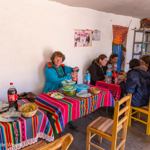 2019-09-12 - De altijd prima lunch werd iedere keer door onze meerijdende kok<br/>Dorpje onderweg - Tupiza - Quetena - Bolivia<br/>Canon EOS 5D Mark III - 24 mm - f/6.3, 1/13 sec, ISO 400