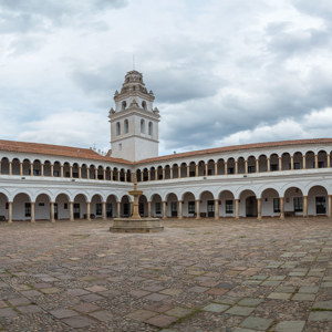 2019-09-06 - De grootste binnenplaats in Sucre<br/>Universidad San Francisco Xavier - Sucre - Bolivia<br/>Canon EOS 5D Mark III - 24 mm - f/8.0, 1/40 sec, ISO 200
