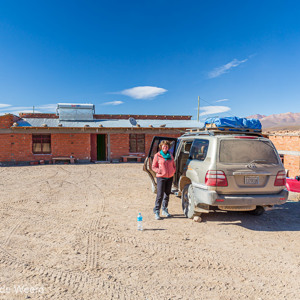 2019-09-14 - Carin en onze auto voor het hotel Villa Mar<br/>Onze overnachtingsplek - Villa Mar - Bolivia<br/>Canon EOS 5D Mark III - 24 mm - f/8.0, 1/125 sec, ISO 200