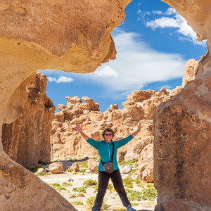 2019-09-14 - Valle de las rocas - Carin in de rotsopening<br/>Italia Perdida - Villa Mar - Bolivia<br/>Canon EOS 5D Mark III - 56 mm - f/8.0, 1/320 sec, ISO 200