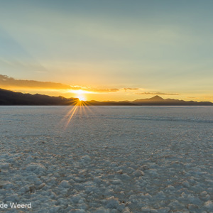 2019-09-14 - Zonsondergang in de Salar de Uyuni - de laatste zonnestralen<br/>Salar de Uyuni - Tahua - Bolivia<br/>Canon EOS 5D Mark III - 29 mm - f/11.0, 1/160 sec, ISO 200