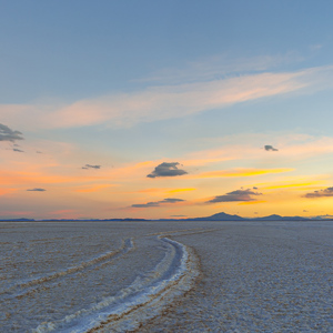 2019-09-14 - Pasteltinten boven het zout na zonsondergang<br/>Salar de Uyuni - Tahua - Bolivia<br/>Canon EOS 5D Mark III - 24 mm - f/16.0, 0.3 sec, ISO 200