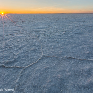 2019-09-15 - Salar de Uyuni - de eerste zonnestralen raken de randen in het z<br/>Salar de Uyuni - Tahua - Bolivia<br/>Canon EOS 5D Mark III - 17 mm - f/16.0, 0.02 sec, ISO 200