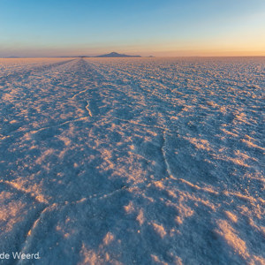 2019-09-15 - Salar de Uyuni - de eerste zonnestralen raken de randen in het z<br/>Salar de Uyuni - Tahua - Bolivia<br/>Canon EOS 5D Mark III - 18 mm - f/16.0, 1/80 sec, ISO 200