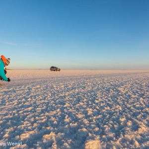 2019-09-15 - Ook Carin doet, warm ingepakt, haar best om de Salar de Uyuni op<br/>Salar de Uyuni - Tahua - Bolivia<br/>Canon EOS 5D Mark III - 21 mm - f/16.0, 0.02 sec, ISO 200