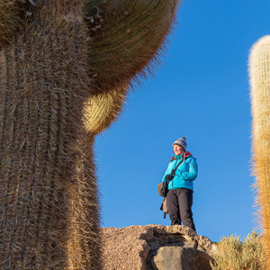 2019-09-15 - Isla Incahuasi - Carin tussen de enorme cactussen<br/>Isla Incahuasi - Salar de Uyuni - Bolivia<br/>Canon EOS 5D Mark III - 70 mm - f/11.0, 1/40 sec, ISO 200
