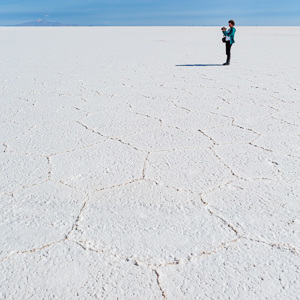 2019-09-15 - Carin bij de hexagonalen in het zout<br/>Salar de Uyuni - Tahua - Bolivia<br/>Canon EOS 5D Mark III - 24 mm - f/11.0, 1/320 sec, ISO 200