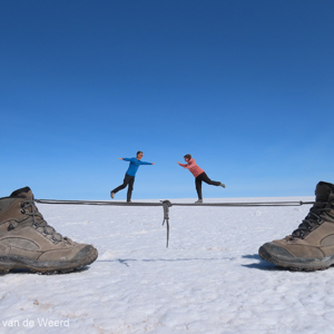 2019-09-15 - Ook wij doen mee met de funny pictures op de Uyuni zoutvlakte<br/><br/>Canon PowerShot SX70 HS - 5.3 mm - f/8.0, 1/800 sec, ISO 100