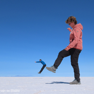2019-09-15 - Ook wij doen mee met de funny pictures op de Uyuni zoutvlakte<br/><br/>Canon PowerShot SX70 HS - 7.6 mm - f/8.0, 1/800 sec, ISO 100