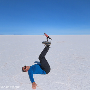 2019-09-15 - Ook wij doen mee met de funny pictures op de Uyuni zoutvlakte<br/><br/>Canon PowerShot SX70 HS - 3.8 mm - f/8.0, 1/1250 sec, ISO 100
