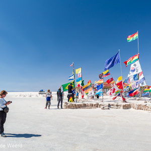 2019-09-15 - Alle vlaggen van de wereld, bij het eerste zouthotel<br/>Plaza de las Banderas Uyuni - Salar de Uyuni - Bolivia<br/>Canon EOS 5D Mark III - 24 mm - f/8.0, 1/320 sec, ISO 200