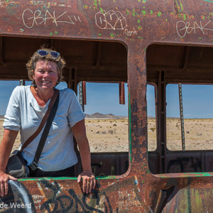 2019-09-15 - Carin in een oude treincoupé<br/>Cementerio de trenes - Uyuni (Thola Pampa) - Bolivia<br/>Canon EOS 5D Mark III - 49 mm - f/11.0, 1/125 sec, ISO 200