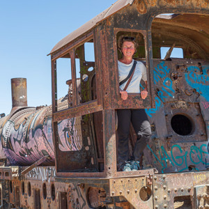 2019-09-15 - Net als alle andere toeristen moest Carin er toch even opklimmen<br/>Cementerio de trenes - Uyuni (Thola Pampa) - Bolivia<br/>Canon EOS 5D Mark III - 54 mm - f/8.0, 1/125 sec, ISO 200