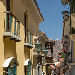 2019-09-16 - Mooi oud straatje, met uitzicht op de volgebouwde heuvels<br/>La Paz - Bolivia<br/>Canon EOS 5D Mark III - 51 mm - f/11.0, 0.01 sec, ISO 200
