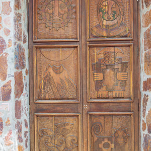 2019-09-16 - Mooi versierde houten deur<br/>La Paz - Bolivia<br/>Canon EOS 5D Mark III - 58 mm - f/5.6, 1/60 sec, ISO 200