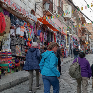 2019-09-16 - Overal hangt koopwaar buiten de winkeltjes<br/>La Paz - Bolivia<br/>SM-G935F - 4.2 mm - f/1.7, 0.01 sec, ISO 64