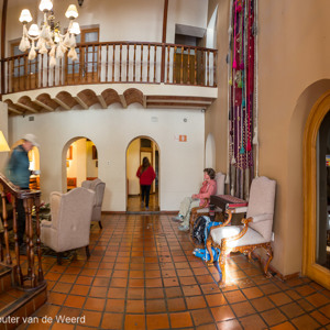 2019-09-17 - Wachtend op onze gids en chauffeur voor de tour naar Tiwanaka<br/>Hotel Rosario - La Paz - Bolivia<br/>Canon EOS 5D Mark III - 27 mm - f/5.6, 0.25 sec, ISO 800