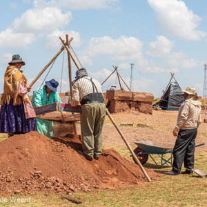 2019-09-17 - Een klein stukje wordt verder opgegraven<br/>Tiahuanacu - Bolivia<br/>Canon EOS 5D Mark III - 70 mm - f/8.0, 1/250 sec, ISO 200