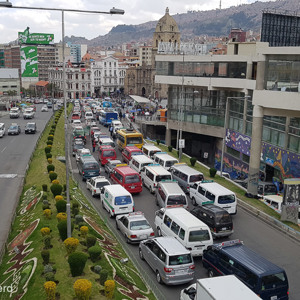 2019-09-17 - De drukte in de stad, met alle micro busjes<br/>La Paz - Bolivia<br/>SM-G935F - 4.2 mm - f/1.7, 1/850 sec, ISO 50