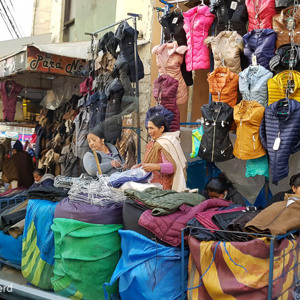 2019-09-18 - Vroeg in de ochtend komen de verkoopsters met hun koopwaar<br/>La Paz - Bolivia<br/>SM-G935F - 4.2 mm - f/1.7, 1/120 sec, ISO 200