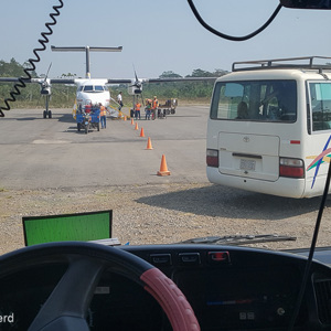 2019-09-18 - Na aankomst in busjes naar de aankomst-hal<br/>Vliegveld - Rurrenabaque - Bolivia<br/>SM-G935F - 4.2 mm - f/1.7, 1/2200 sec, ISO 50