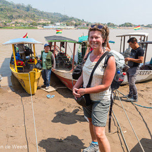 2019-09-18 - Onze bagage wordt in de bootjes geladen<br/>Botenaanlegplaats - Rurrenabaque - Bolivia<br/>Canon EOS 5D Mark III - 24 mm - f/8.0, 1/125 sec, ISO 200