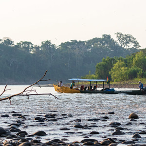 2019-09-18 - Terwijl wij over de kant lopen, gaat de boot over het ondiepe st<br/>NP Madidi - Apolo - Bolivia<br/>Canon EOS 7D Mark II - 100 mm - f/5.6, 1/1600 sec, ISO 800