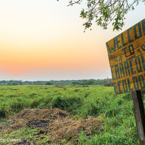 2019-09-23 - De ingang van onze (niet zo eco-) lodge in de pampa<br/>Caracoles Ecolodge - Santa Rosa - Bolivia<br/>Canon EOS 5D Mark III - 24 mm - f/8.0, 0.02 sec, ISO 800