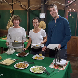2019-09-21 - Met Elles en Rick aan het diner buffet<br/>Caracoles Ecolodge - Santa Rosa - Bolivia<br/>SM-G935F - 4.2 mm - f/1.7, 0.1 sec, ISO 640