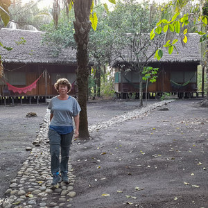 2019-09-22 - Over het pad van onze cabin naar de eetruimte<br/>Caracoles Ecolodge - Santa Rosa - Bolivia<br/>SM-G935F - 4.2 mm - f/1.7, 0.01 sec, ISO 100