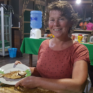 2019-09-22 - Carin met de zelfgevangen piranha<br/>Caracoles Ecolodge - Santa Rosa - Bolivia<br/>SM-G935F - 4.2 mm - f/1.7, 0.1 sec, ISO 640