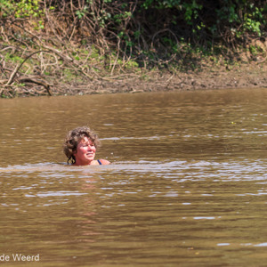 2019-09-23 - Carin hoopt de dolfijnen aan te trekken door te gaan zwemmen<br/>Rio Yacuma - Santa Rosa - Bolivia<br/>Canon EOS 7D Mark II - 100 mm - f/5.6, 1/1250 sec, ISO 640