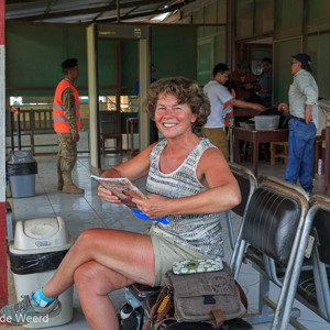 2019-09-24 - Op het kleine, simpele vliegveld is het ook erg warm<br/>Vliegveld - Rurrenabaque - Bolivia<br/>Canon EOS 5D Mark III - 38 mm - f/8.0, 1/30 sec, ISO 400