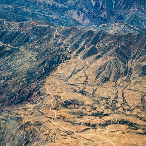 2019-09-24 - Weg in de bergen, vanuit de lucht gezien<br/>In de lucht, van La Paz naar San - Palca - Bolivia<br/>Canon EOS 5D Mark III - 70 mm - f/8.0, 1/400 sec, ISO 200