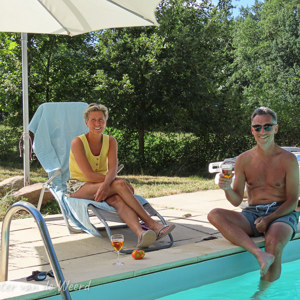 2020-07-12 - Wouer en Paula bij het zwembad<br/>Saint-Amand-de-Belvès - Frankrijk<br/>Canon PowerShot SX70 HS - 10.9 mm - f/4.5, 1/640 sec, ISO 100