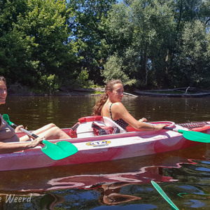2020-07-13 - Karin en Jasmine waren een goed kano-stel<br/>Beynac-et-Cazenac - Frankrijk<br/>SM-G935F - 4.2 mm - f/1.7, 1/1250 sec, ISO 50