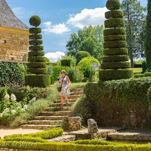 2020-07-14 - Carin in een erg mooi deel van de tuin<br/>Tuinen van Eyrignac - Salignac-Eyvigues - Frankrijk<br/>Canon EOS 5D Mark III - 57 mm - f/8.0, 1/60 sec, ISO 200