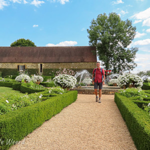 2020-07-14 - Wouter tussen de bloemetjes<br/>Tuinen van Eyrignac - Salignac-Eyvigues - Frankrijk<br/>Canon PowerShot SX70 HS - 3.8 mm - f/4.0, 1/800 sec, ISO 100