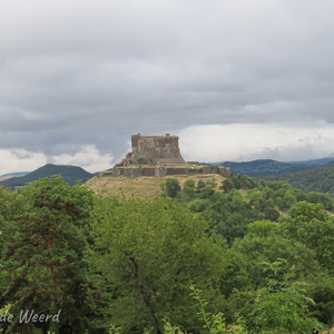 2020-07-15 - Het kasteel ligt strategisch op een heuvel<br/>Kasteel van Murol - Murol - Frankrijk<br/>Canon PowerShot SX70 HS - 7.2 mm - f/4.0, 1/500 sec, ISO 100