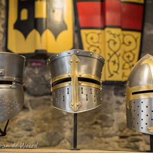2020-07-15 - Fraaie ridderhelmen<br/>Kasteel van Murol - Murol - Frankrijk<br/>Canon EOS 5D Mark III - 48 mm - f/2.8, 1/13 sec, ISO 800