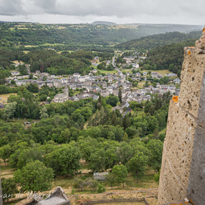 2020-07-15 - Uitzicht op de stad vanaf het kasteel<br/>Kasteel van Murol - Murol - Frankrijk<br/>Canon EOS 5D Mark III - 24 mm - f/5.6, 1/400 sec, ISO 800
