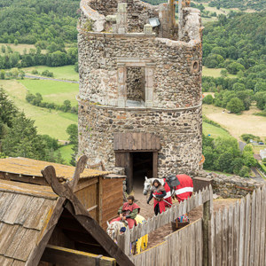 2020-07-15 - De ridders lopen zich warm<br/>Kasteel van Murol - Murol - Frankrijk<br/>Canon EOS 5D Mark III - 70 mm - f/8.0, 1/40 sec, ISO 200