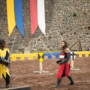 2020-07-15 - Met grode zwaarden wordt een mooie show opgevoerd.<br/>Kasteel van Murol - Murol - Frankrijk<br/>Canon EOS 5D Mark III - 70 mm - f/8.0, 0.01 sec, ISO 400