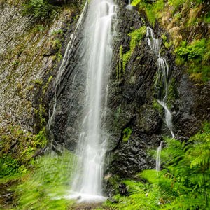 2020-07-15 - Van verderaf zie je pas hoe hoog de waterval is<br/>Cascade du Queureuilh - Mont Dore - Frankrijk<br/>Canon EOS 5D Mark III - 24 mm - f/11.0, 1.6 sec, ISO 200